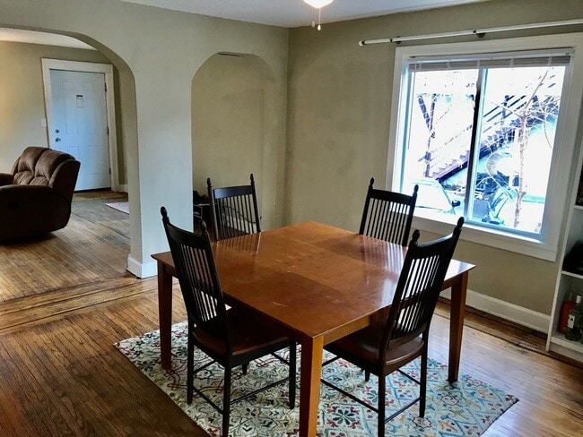 Building Photo - GREAT Remodeled 5BD/2.5BA Property near Di...