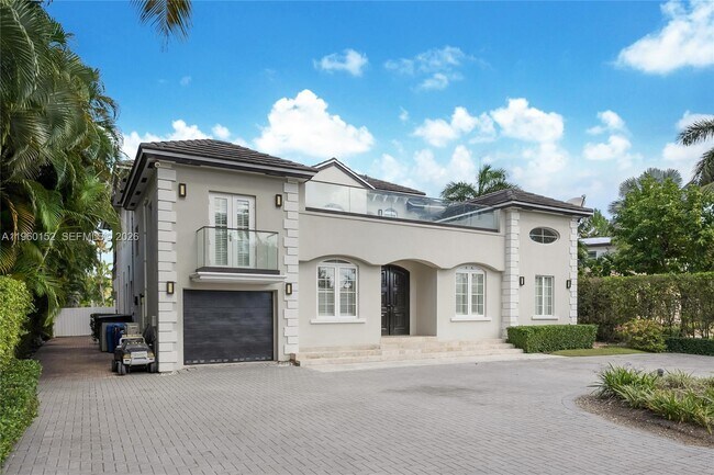 Building Photo - 520 N Pkwy