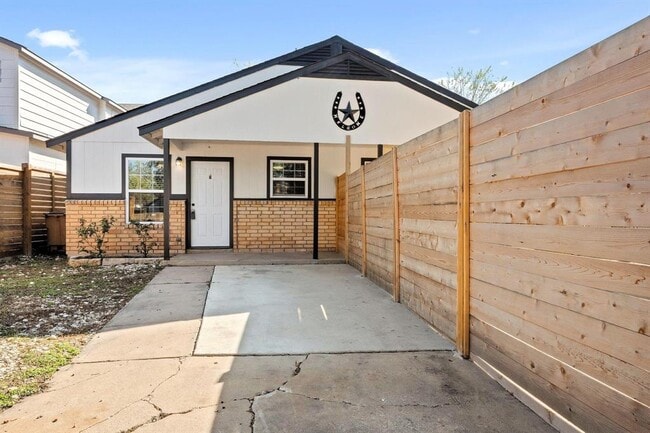 Building Photo - 1115 Brookswood Ave