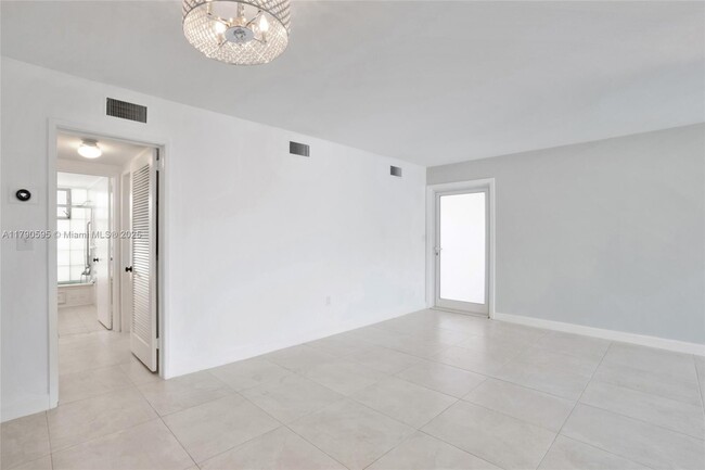 Building Photo - 180 Isle of Venice Dr