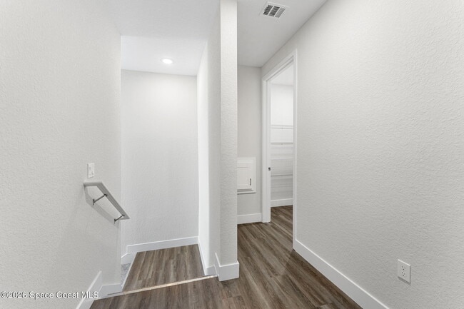 Building Photo - 8663 Ivanhoe Dr