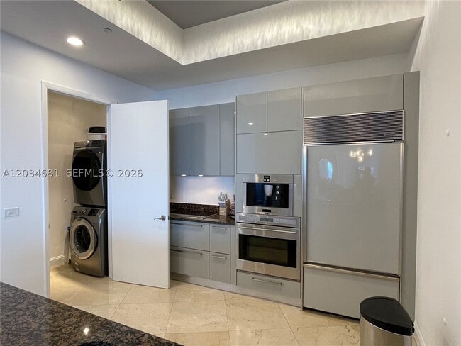 Building Photo - 16001 Collins Ave