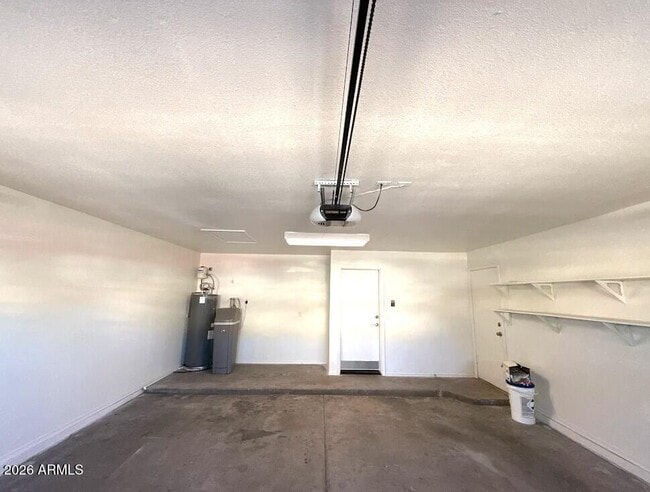 Building Photo - 913 W Horseshoe Ave