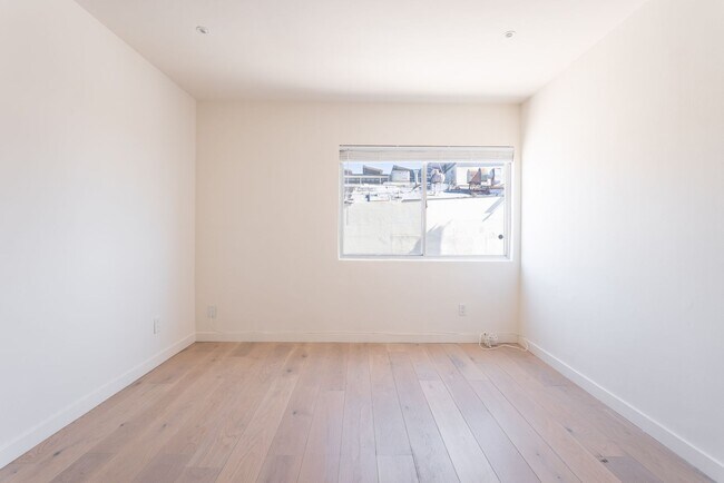 Building Photo - Sunny Venice Boardwalk Studio