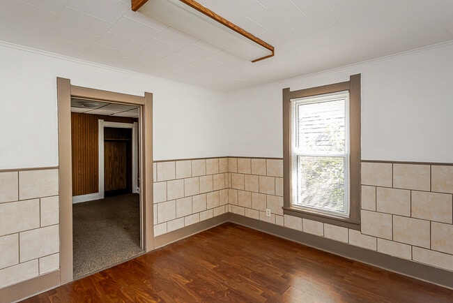Building Photo - 734 Parker Ave