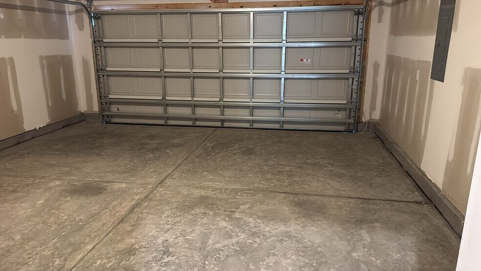 Building Photo - 1016 Harbor Dr