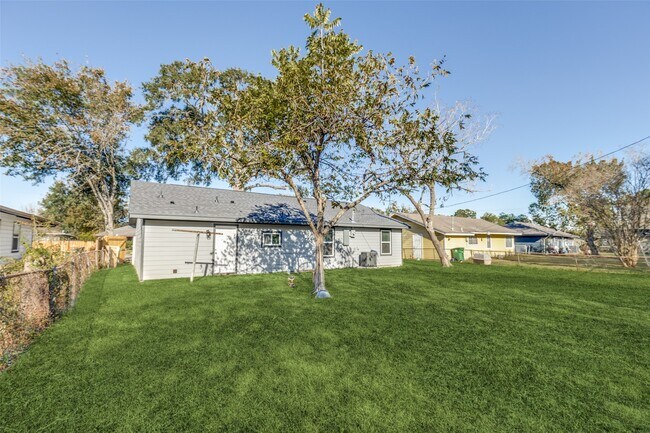 Building Photo - 6038 Glenhurst Dr