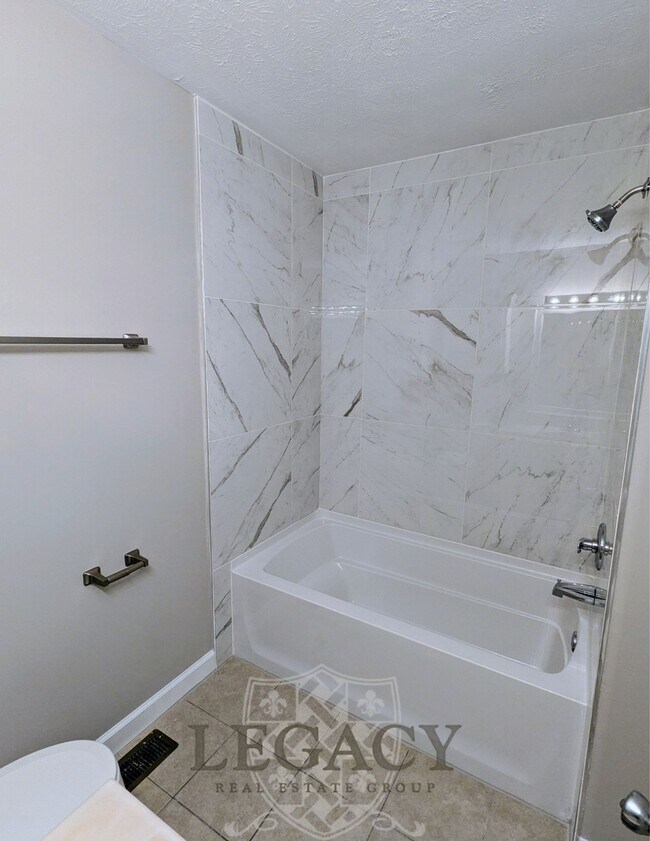 Building Photo - 221 Benefield Dr