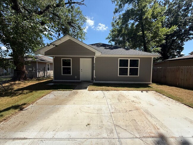 Primary Photo - 2109 Birnie Ave