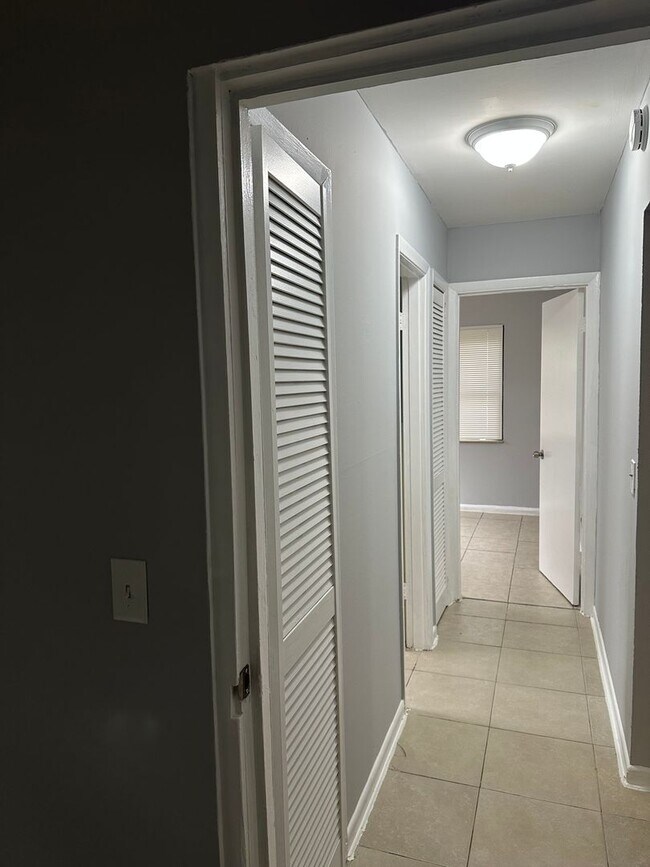 Building Photo - 5/2 Home For Rent