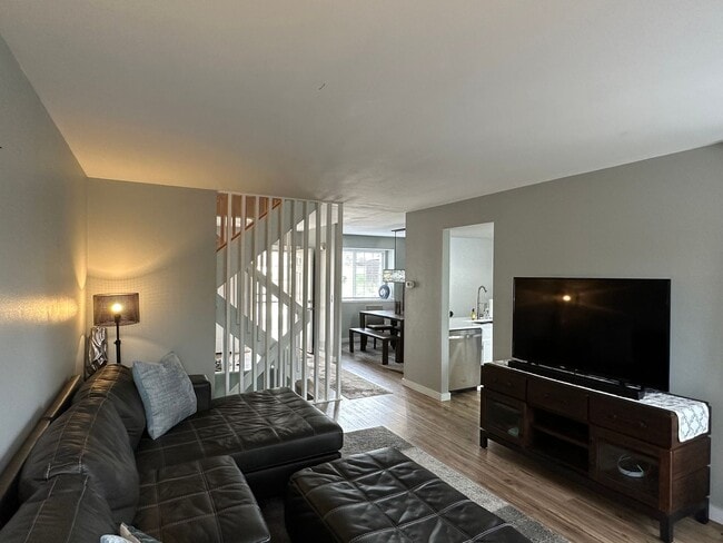 Building Photo - Spacious 2 Bed 2.5 Bath in the heart of Indian Creek