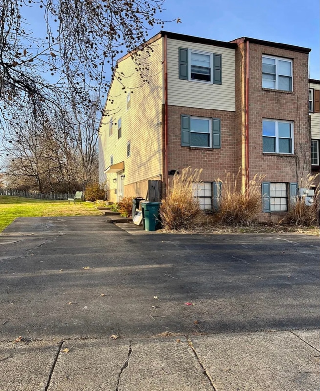 Building Photo - 317 Birch Dr