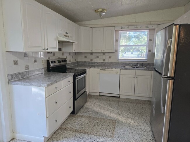 Building Photo - Spacious 3-Bed, 1-Bath Home on Quiet Road ...