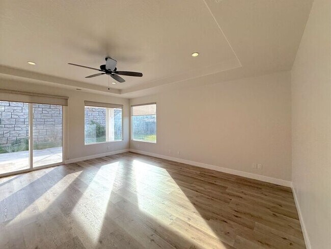 Building Photo - 3 bed, 2 bath home w/2 car garage