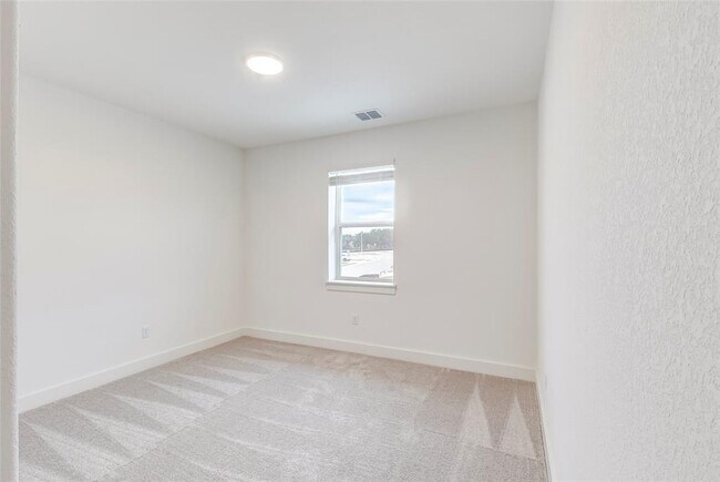 Building Photo - 2000 Kit Cir