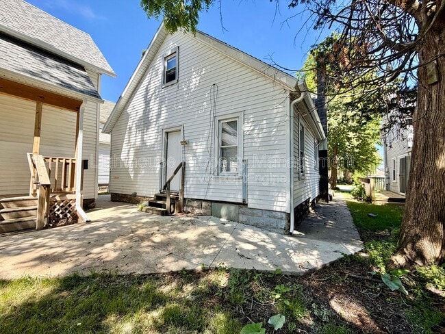 Building Photo - 1011 Quarry Ave NW