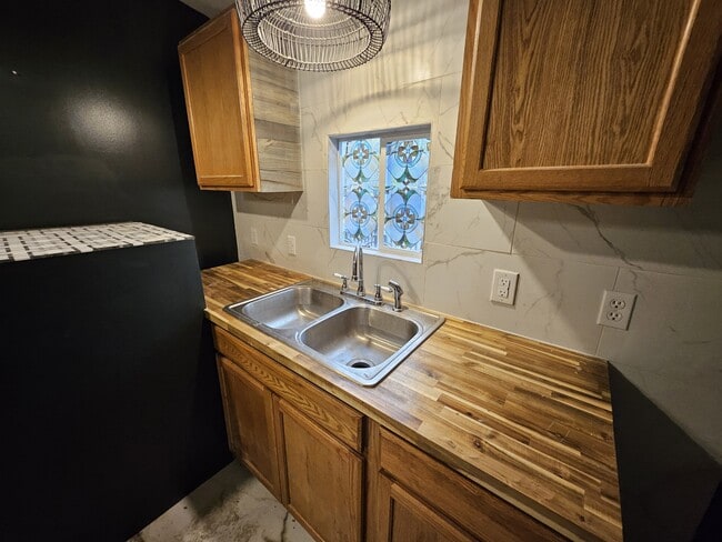 Building Photo - 4009 Oliver Ave