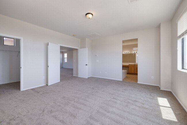 Building Photo - GATED NW HOME - 4 BEDROOMS W/ 1 BED AND BA...