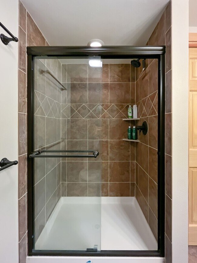 Building Photo - Luxury Home in the woods with unparalleled views! Garage! Pets Negotiable! Hot tub!