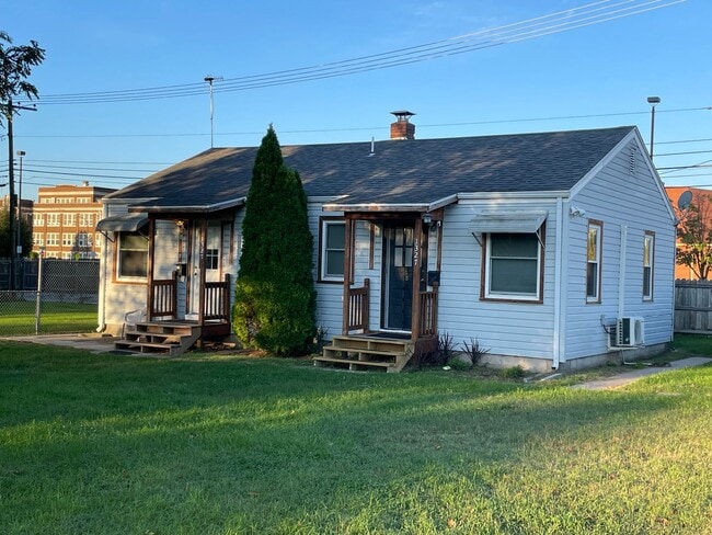 Building Photo - 1327 N Robberson Ave