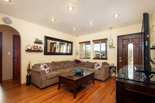 Building Photo - 1921 Rowan St