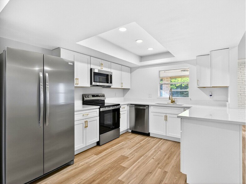 Building Photo - 709 Brookview Dr