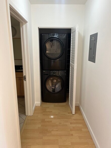 Building Photo - 425 28th St