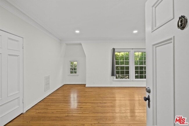 Building Photo - 6542 1/2 W Olympic Blvd