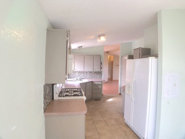 Building Photo - 4 bedroom home in Moriarty. Country Living! Close to I-40.