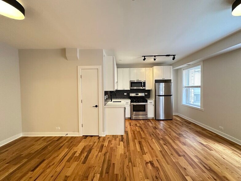 Building Photo - 659 W Wrightwood Ave