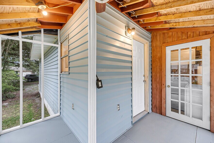 Screened-in back porch - 1594 Point Park Dr