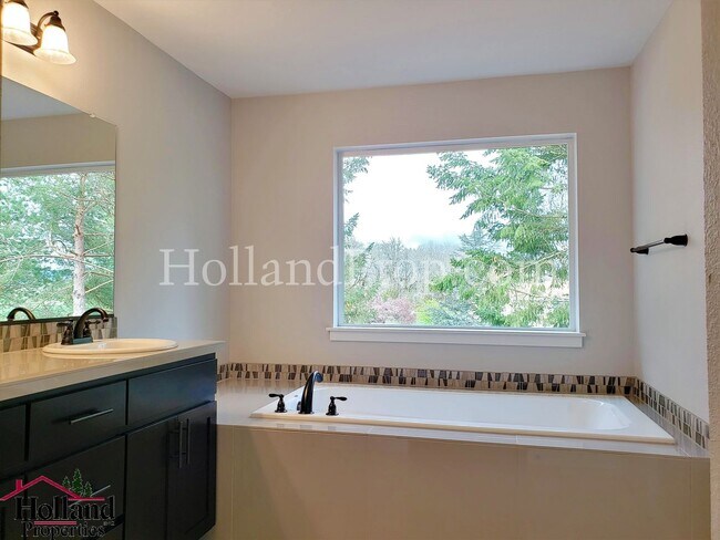 Building Photo - Spacious & Stylish 4-Bedroom Home with Mod...