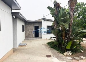 Building Photo - 827 W 22nd St