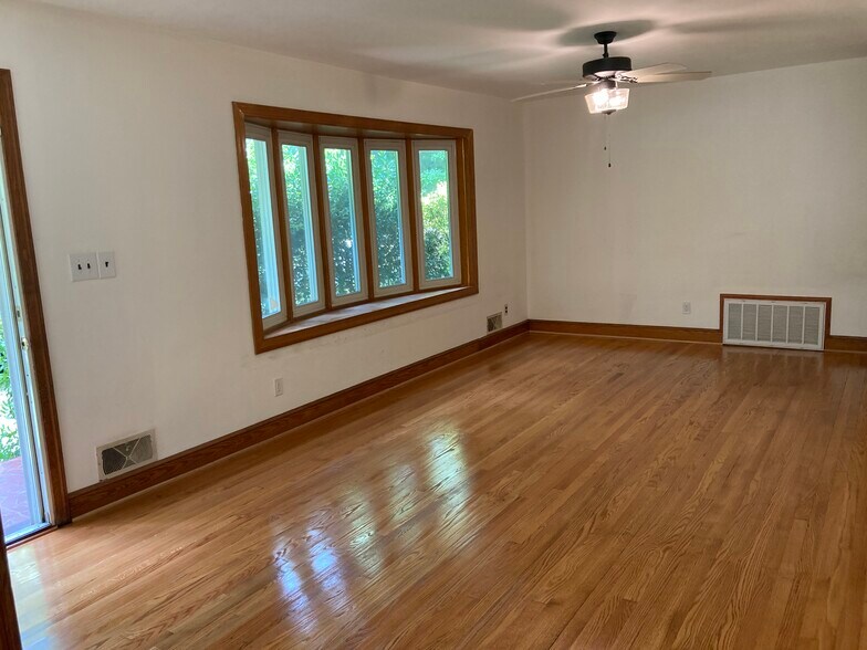 Living room - 2792 Colonial Ave SW