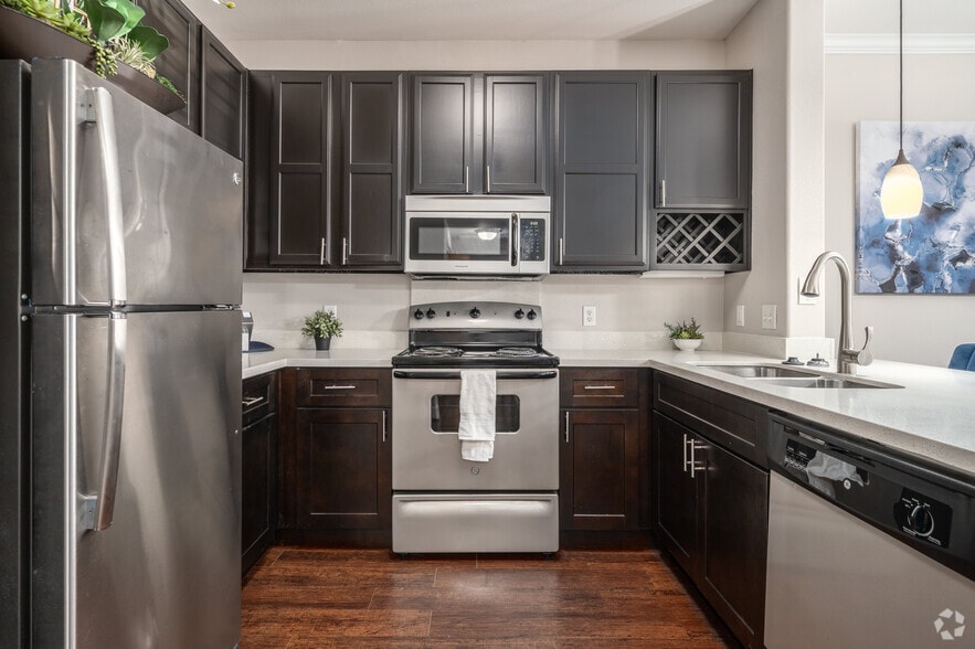 1BR, 1BA - 714SF - Kitchen - Retreat at Lakeside
