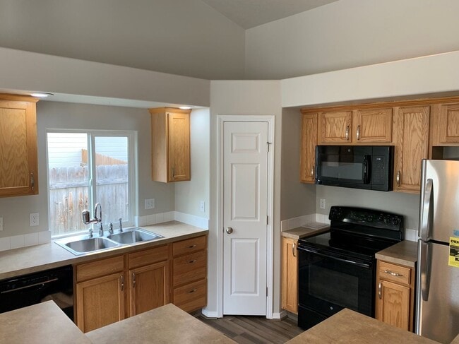 Building Photo - Great 3 bed 2 bath home in a the quiet Rai...