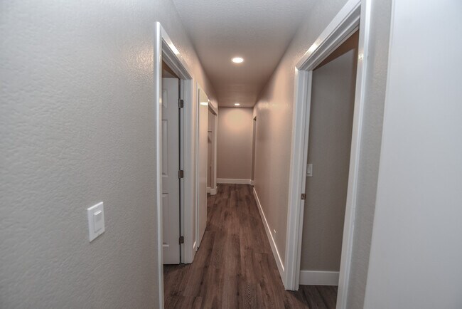 Building Photo - 2455 Knollwood Dr