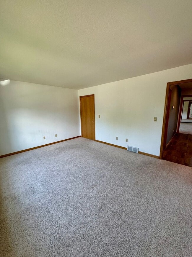 Building Photo - Well Maintained 3 bedroom end unit Townhom...
