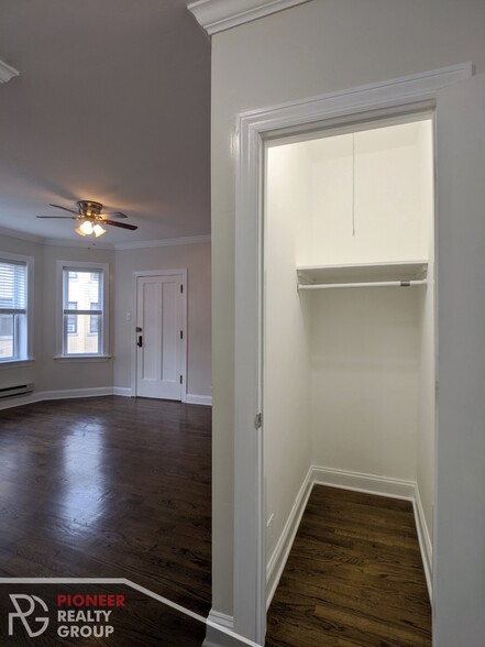 Building Photo - 3814 N Greenview Ave