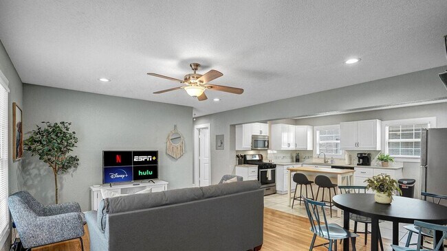 Building Photo - Charming 2-bedroom, 1-bathroom apartment!