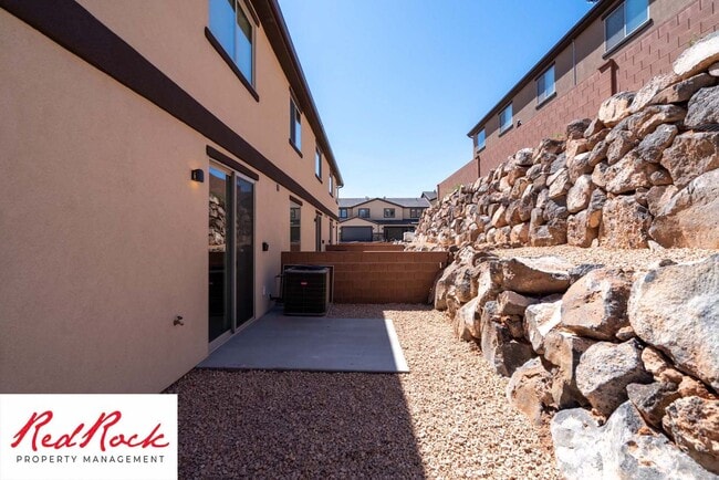 Building Photo - Spacious Townhome in Hurricane Heights