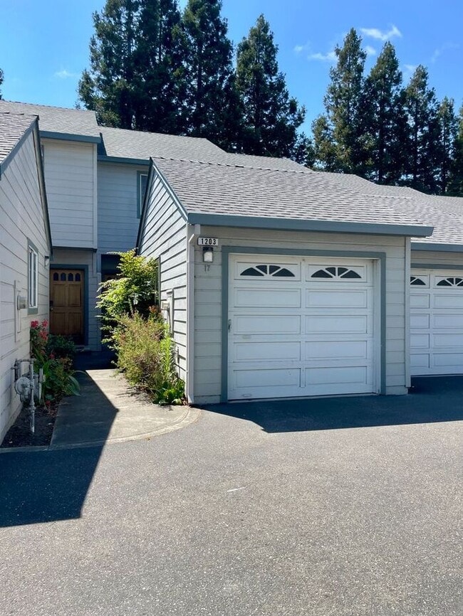 Building Photo - Spacious 2 Bedroom Condo with Garage — Min...