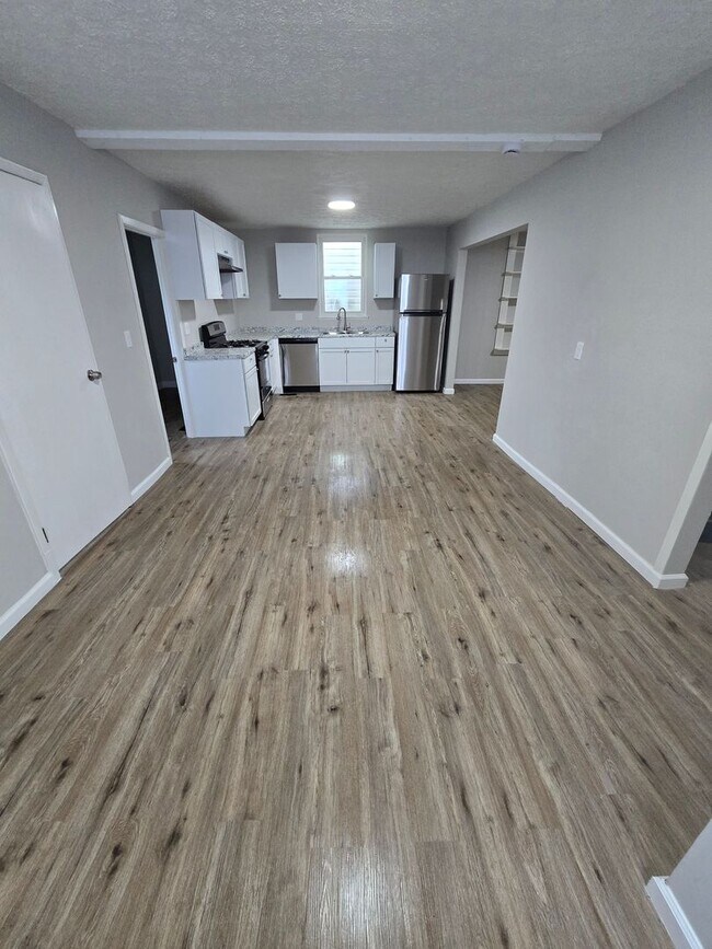 Building Photo - 4 BEDROOM SINGLE FAMILY HOME