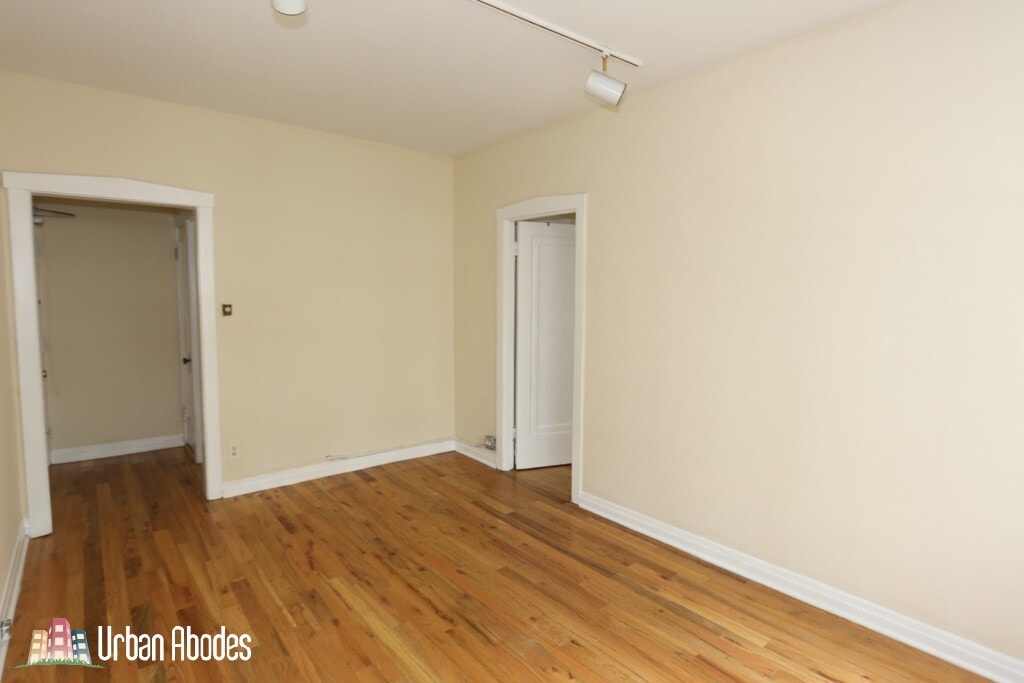 Building Photo - 523 W Melrose St