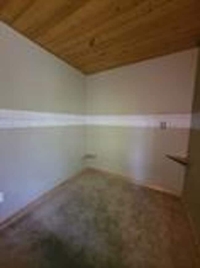 Building Photo - Balcony! In unit washer dryer! Bus route!
