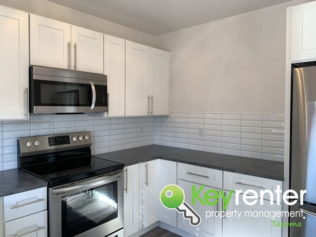 Building Photo - Newly Remodeled Centrally Located Tacoma H...