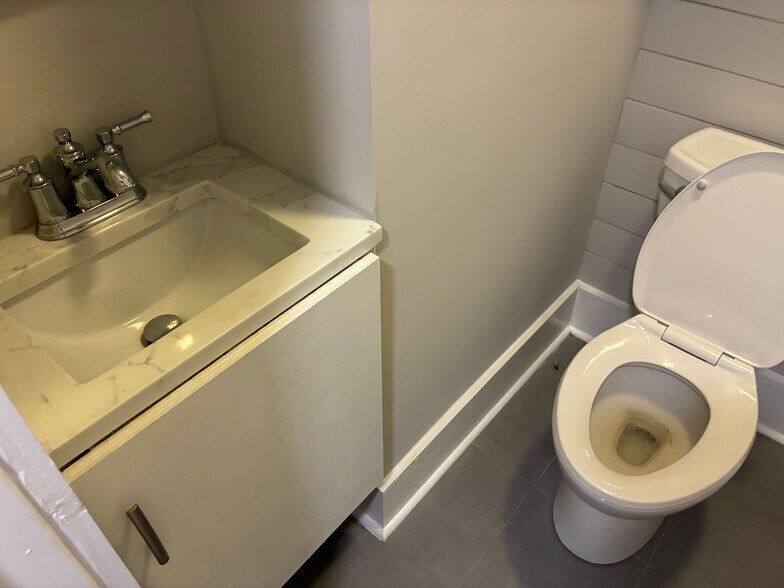 Building Photo - Room in House on Fiske St