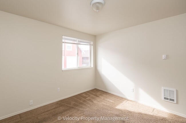 Building Photo - Bright and spacious 2 bedroom home!