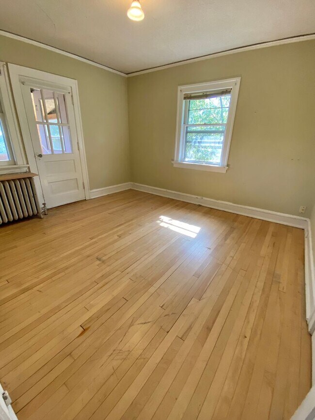 Building Photo - 2016-2018 E 6th Street