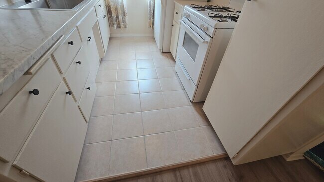 Building Photo - 526 S St Andrews Pl